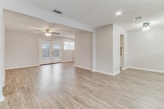 Building Photo - 822 N Throckmorton St