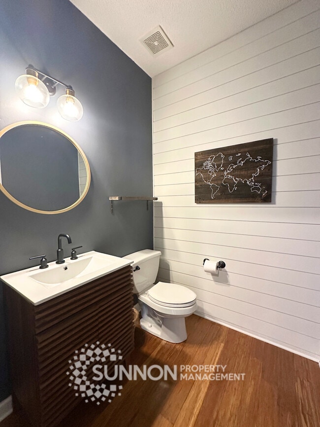Building Photo - Spacious 3 bed, 2.5 bath with large bonus