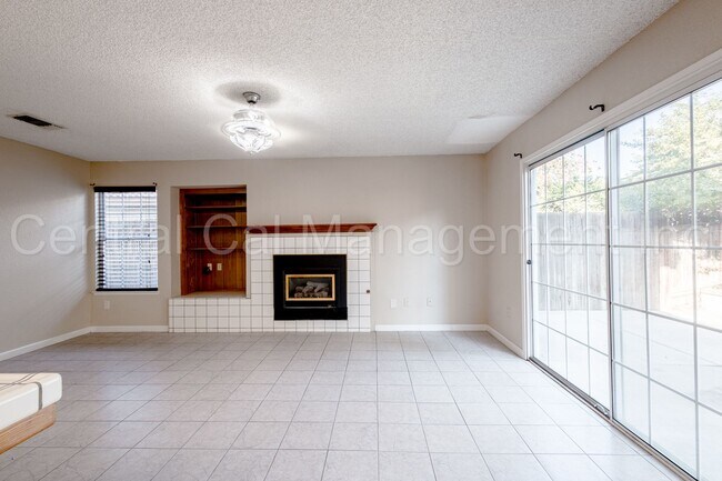 Building Photo - 3 Bedroom/2.5 Bath Home in Silver Creek - $2295 Per Month!