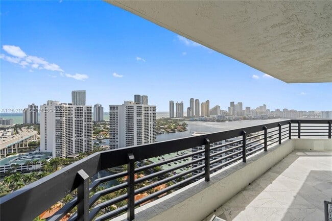 Building Photo - 3500 Mystic Pointe Dr