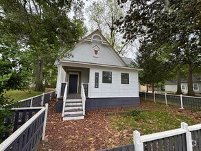Building Photo - Spacious 3 Bedroom 2.5 Bath Home Fully Ren...