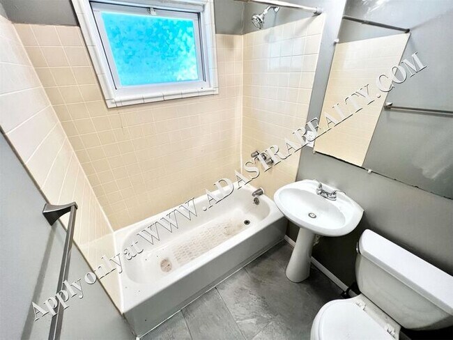 Building Photo - Very Nice 3 bedroom Home in Kansas City, MO-Available in FEBRUARY!!