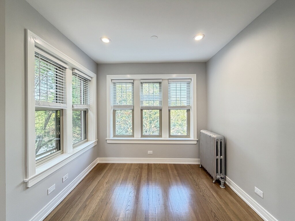 Building Photo - 5454 N Paulina St