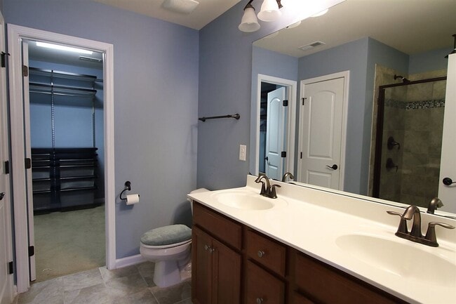 Building Photo - Spacious 3Bedroom Townhome in Thompson Rid...