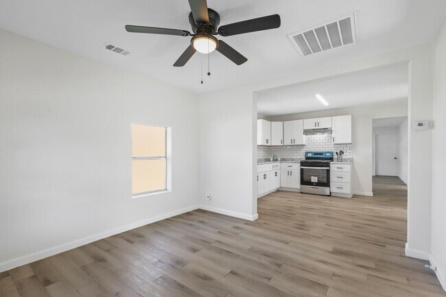 Building Photo - BEAUTIFUL- UPDATED 3 bedroom 1 Bath in Cle...