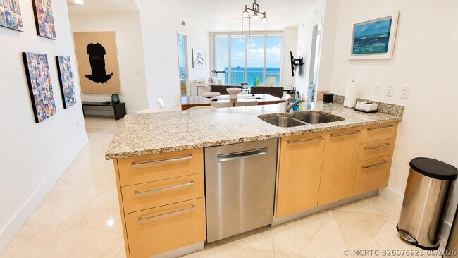 Building Photo - 15901 Collins Ave