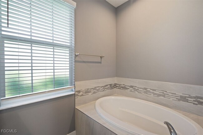 Building Photo - 825 SE 5th Pl