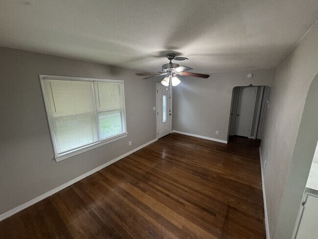 Building Photo - Three Bedroom One Bathroom Cottage in Palmetto Park, St. Petersburg