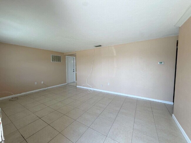 Building Photo - "Charming 2-Bed, 1 -bath in Holiday, FL - Cozy 864 Sq Ft Gem!"