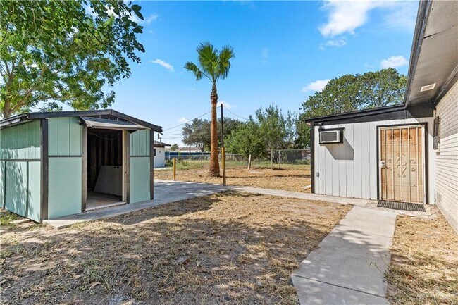 Building Photo - 1022 S Richmond Dr
