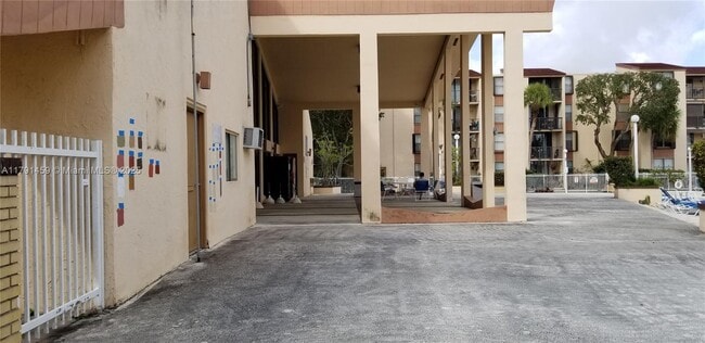 Building Photo - 14201 N Kendall Dr
