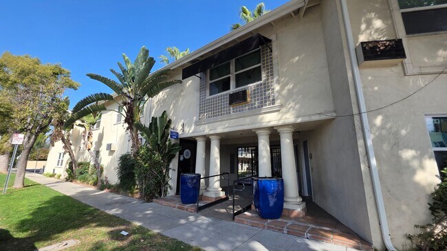 Building Photo - 2023 W Olive Ave