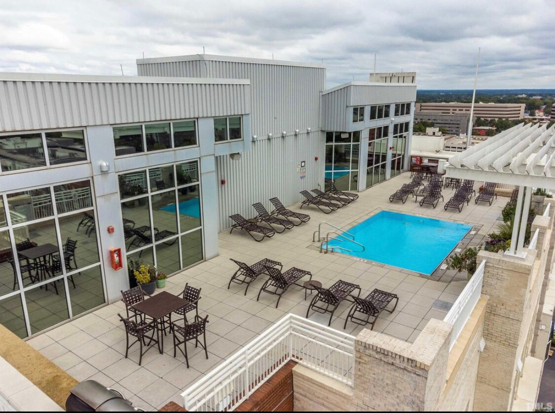 Building Photo - 400 W North St