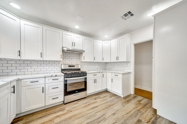 Kitchen - 815 N Curson Ave