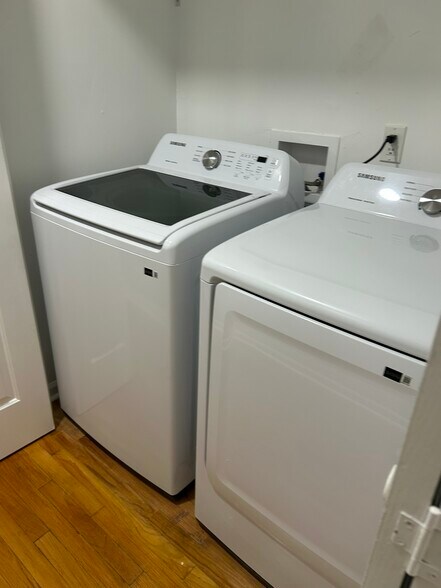 Duplex Upper Level Rental- Laundry - 345 Ashland Manor Dr
