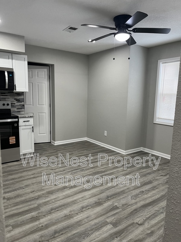 Building Photo - 708 NE Ball Dr