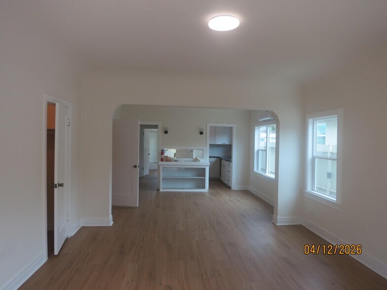 Building Photo - 2045 S Harcourt Ave