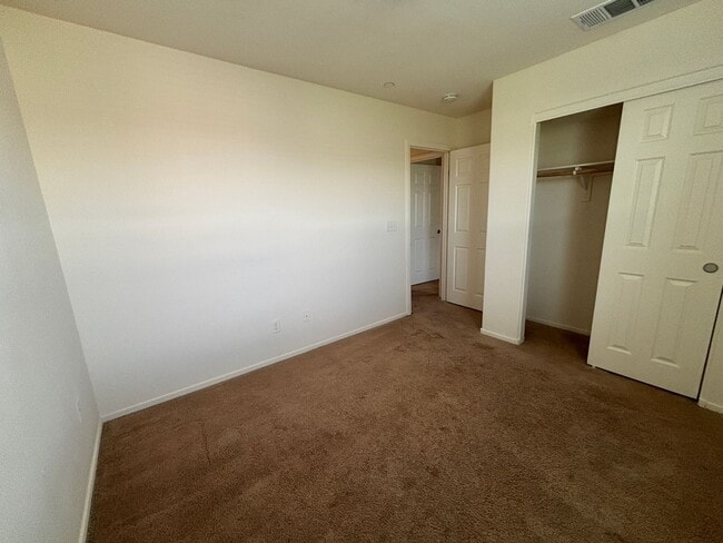 Building Photo - GUARD GATED 3 BED 2.5 BATH 2 CAR GARAGE TOWNHOUSE w/ 3 FLOORS