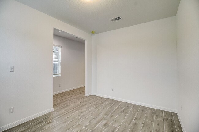 Building Photo - 117 Lacey Oak Lp