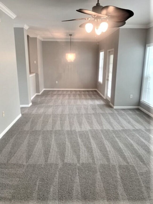 Building Photo - 2 Bedroom + Den and 1 Car Garage, Pet frie...