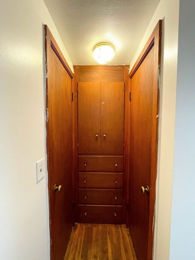 Building Photo - 2 Bed 1 Bath with 2-Car Detached Garage