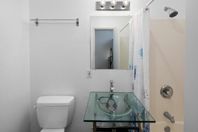 Building Photo - Lusso Lofts - Live work Town-home