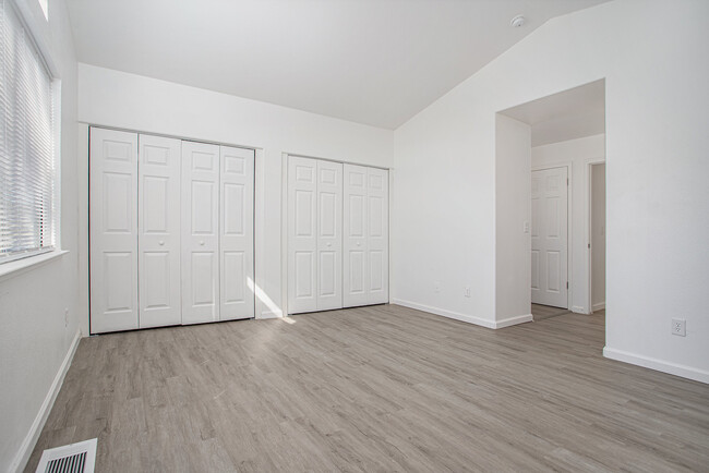 Building Photo - 390 Zachary Dr
