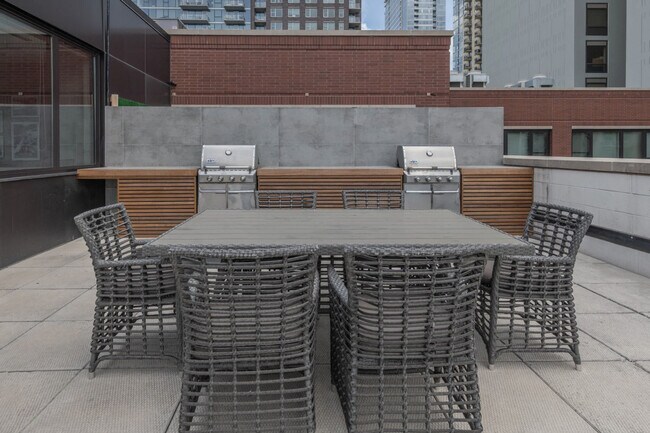 Building Photo - 211 W Scott St