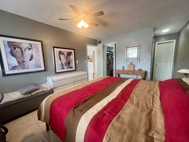 Building Photo - 2200 Diana Dr