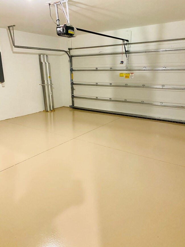 Building Photo - 3076 Royal Gardens Ave