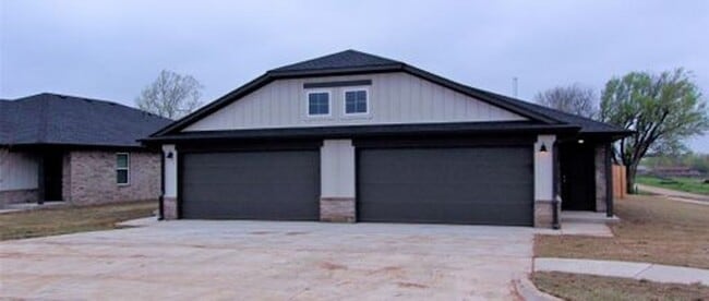 Building Photo - 3 Bed 2 Bath 2 Car Duplex in Chisholm Creek NW OKC