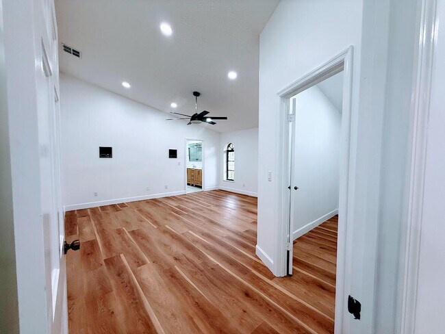 Building Photo - 465 SE Naranja Ave