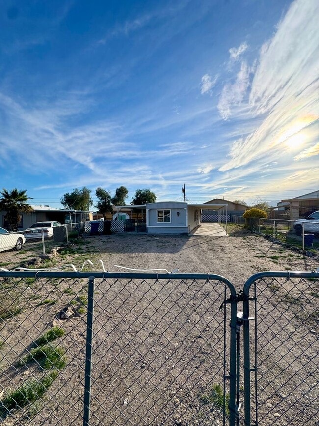 Building Photo - Cute Remodeled 3 Bedroom Home in Bullhead City, AZ