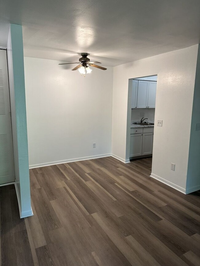 Building Photo - Available Now! Newly Rennovated 1 Bedroom ...