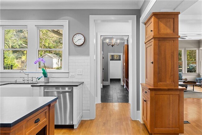 Building Photo - 979 Springdale Rd NE