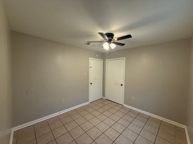 Building Photo - 1950-52 Helm Dr