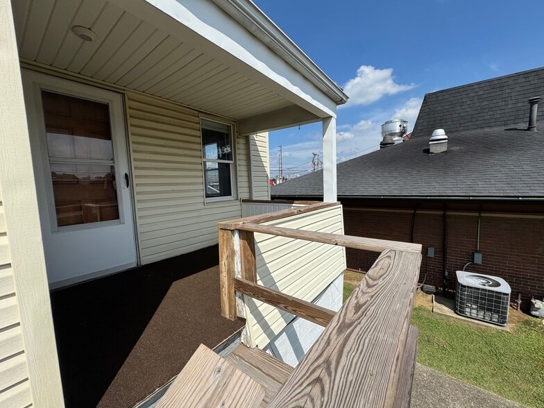 Building Photo - 1321 Lakeview Dr