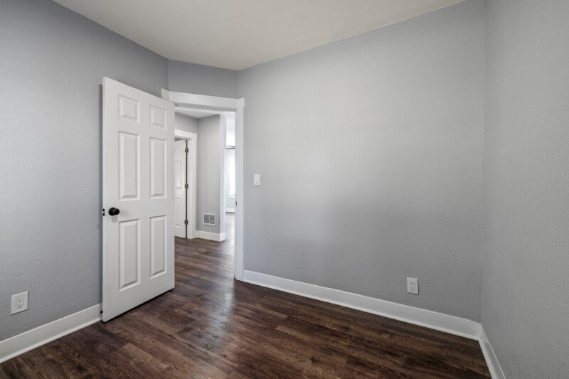 Building Photo - 2335 Darrow Ave