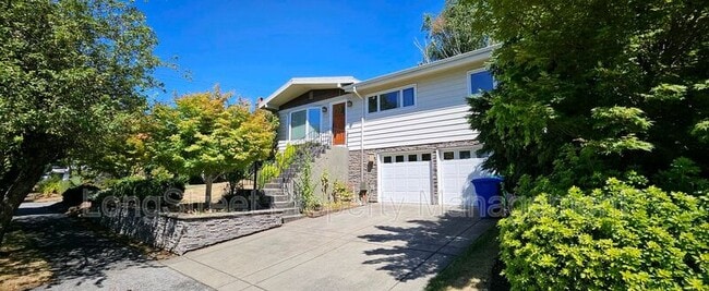 Building Photo - 6910 SW 11th Dr