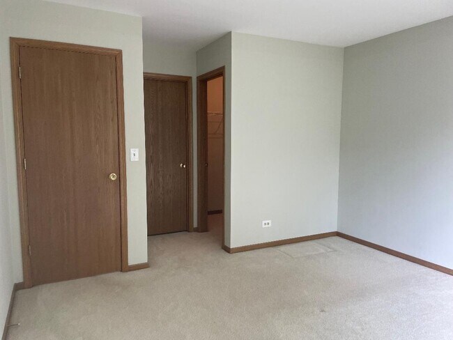 Building Photo - 75 Kingsport Dr