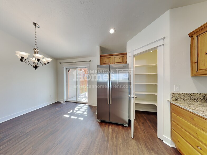 Building Photo - 891 S Threave Ave