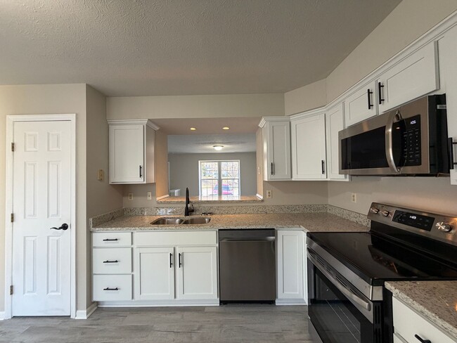 Building Photo - Great 2 bedroom fully renovated townhouse