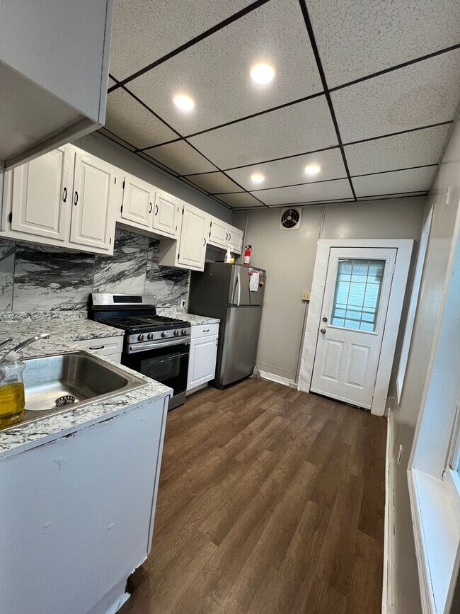 Building Photo - 5 Bedroom 1 Bath Home Available