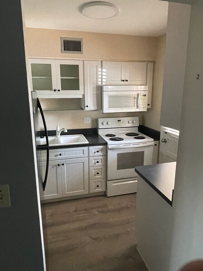 Building Photo - 55+ Charming first-floor condo nestled in ...