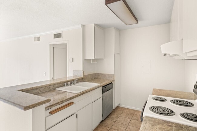 Building Photo - Upgraded Condo with Two Master Suites!!!