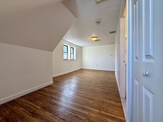 Building Photo - 6 S Washington St