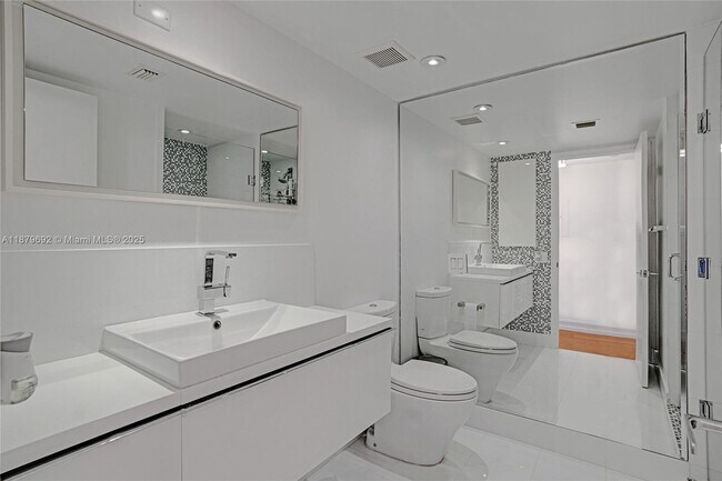 Building Photo - 3640 Yacht Club Dr