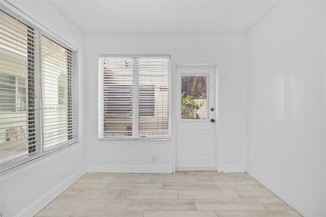 Building Photo - 2822 Pine Tree Dr