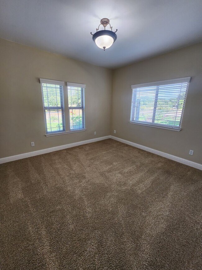 Building Photo - Gorgeous and Spacious 4 Bedroom Home