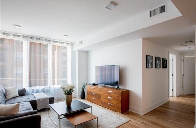 Building Photo - 1101 Grand St